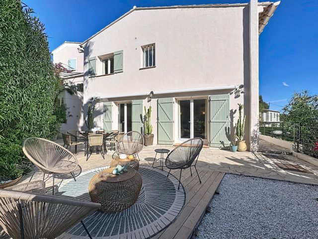 Maison &agrave; vendre - 6 pi&egrave;ces - 140,42 m2 - Vallauris - 06 - PROVENCE-ALPES-COTE-D-AZUR