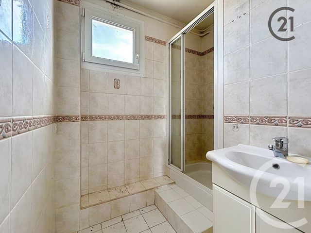 Appartement F4 &agrave; vendre - 4 pi&egrave;ces - 58,73 m2 - La Chapelle St Luc - 10 - CHAMPAGNE-ARDENNE