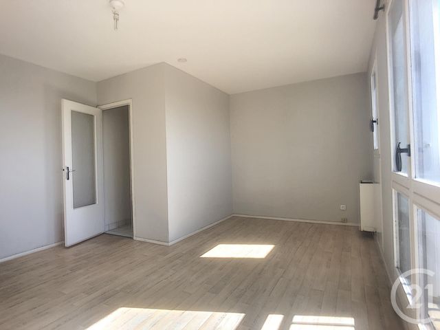 Appartement F1 &agrave; louer - 1 pi&egrave;ce - 27 m2 - St Julien Les Villas - 10 - CHAMPAGNE-ARDENNE
