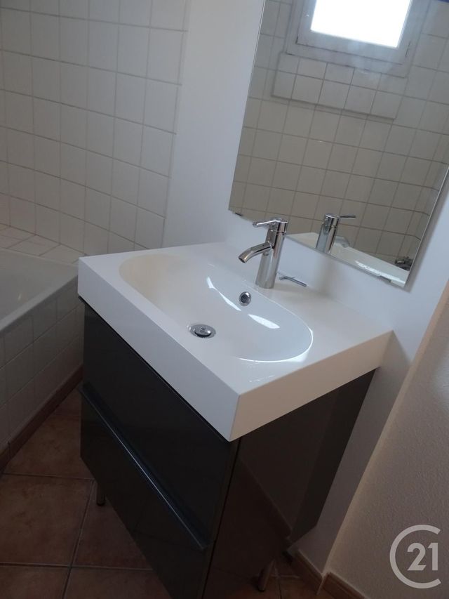 Appartement F2 &agrave; louer - 2 pi&egrave;ces - 44 m2 - Moulins - 03 - AUVERGNE