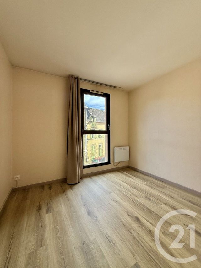 Appartement F3 &agrave; louer - 3 pi&egrave;ces - 76,42 m2 - Moulins - 03 - AUVERGNE
