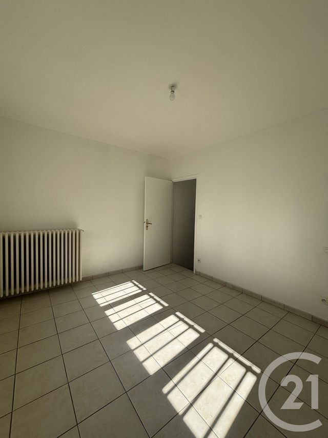 Appartement F2 &agrave; louer - 2 pi&egrave;ces - 58,92 m2 - Moulins - 03 - AUVERGNE