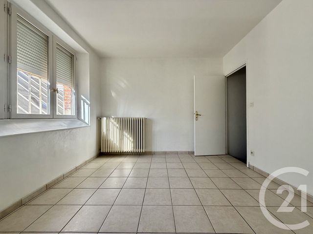 Appartement F2 &agrave; louer - 2 pi&egrave;ces - 58,92 m2 - Moulins - 03 - AUVERGNE