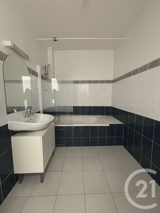 Appartement F2 &agrave; louer - 2 pi&egrave;ces - 58,92 m2 - Moulins - 03 - AUVERGNE