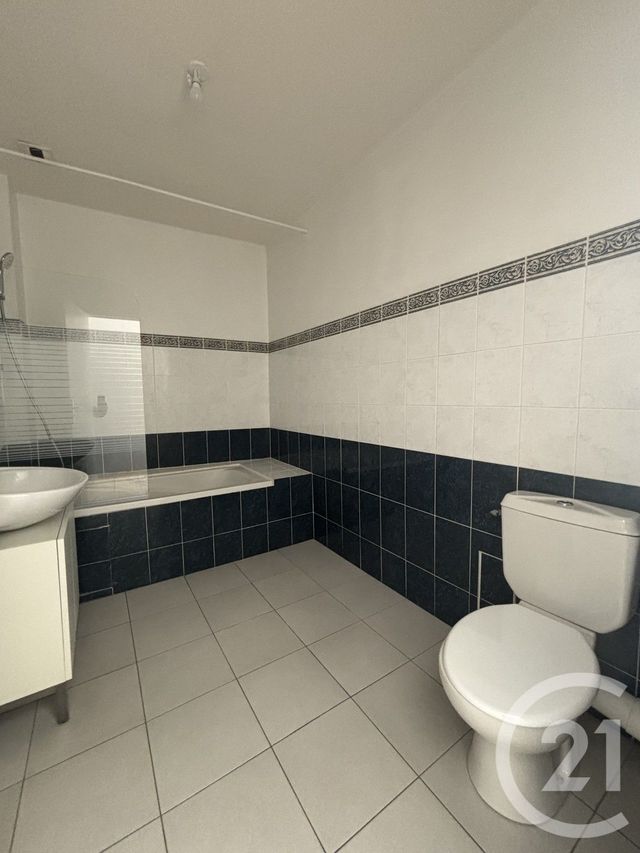 Appartement F2 &agrave; louer - 2 pi&egrave;ces - 58,92 m2 - Moulins - 03 - AUVERGNE