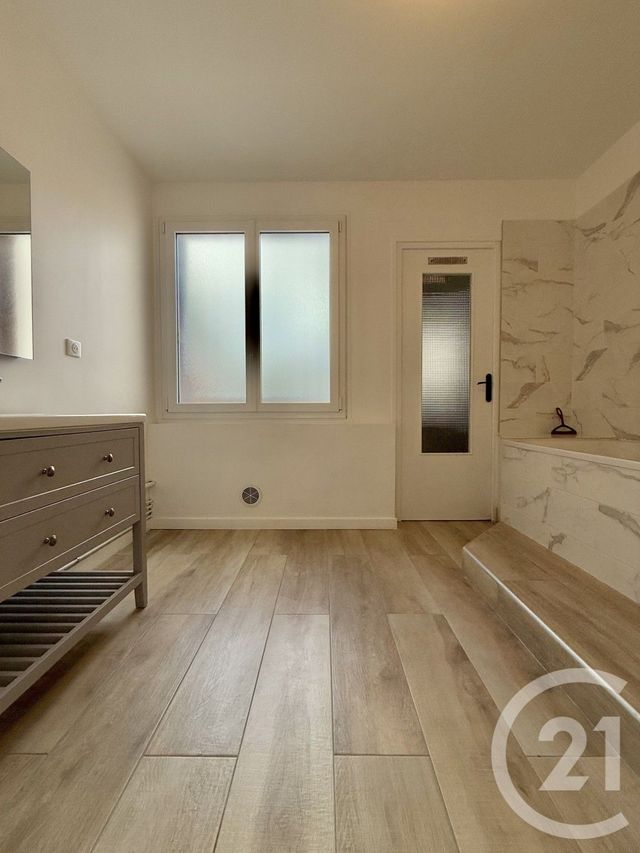 Appartement F3 &agrave; louer - 3 pi&egrave;ces - 80 m2 - Moulins - 03 - AUVERGNE