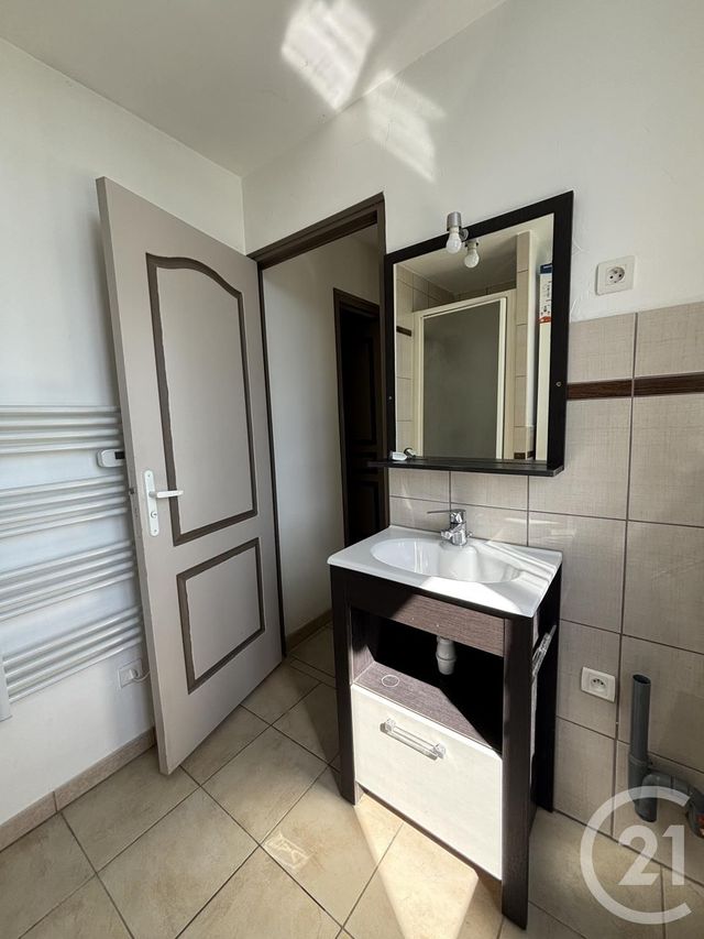 Appartement F2 &agrave; louer - 2 pi&egrave;ces - 45,09 m2 - Villeneuve Sur Allier - 03 - AUVERGNE