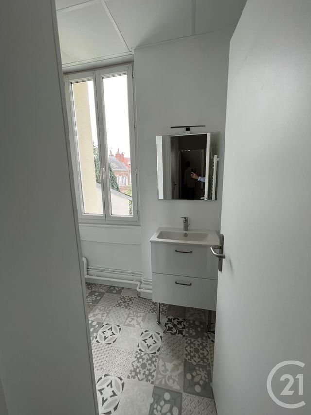 Appartement F3 &agrave; louer - 3 pi&egrave;ces - 60,63 m2 - Moulins - 03 - AUVERGNE