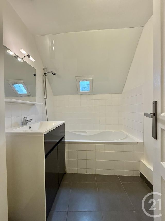 Appartement F3 &agrave; louer - 3 pi&egrave;ces - 61,50 m2 - Moulins - 03 - AUVERGNE