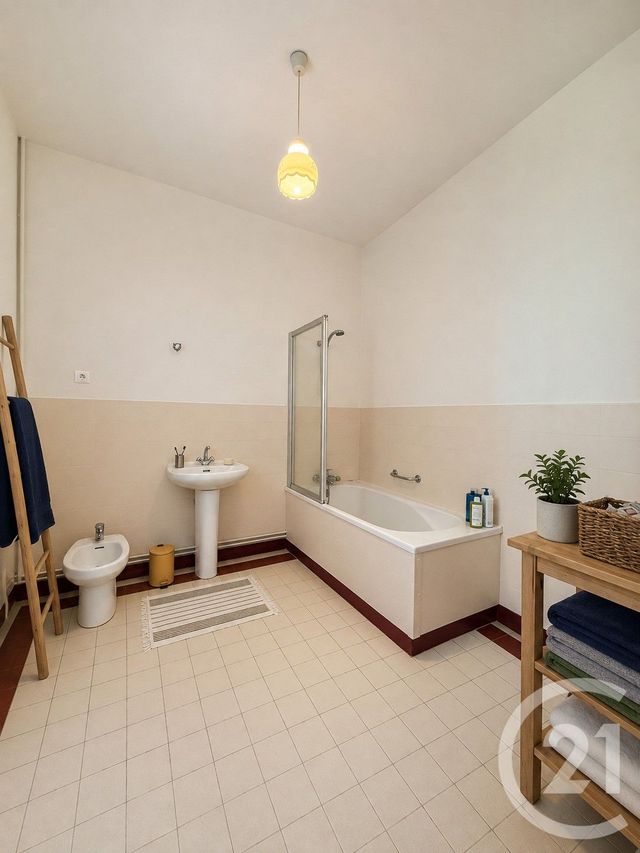 Appartement F3 &agrave; louer - 3 pi&egrave;ces - 88 m2 - Moulins - 03 - AUVERGNE
