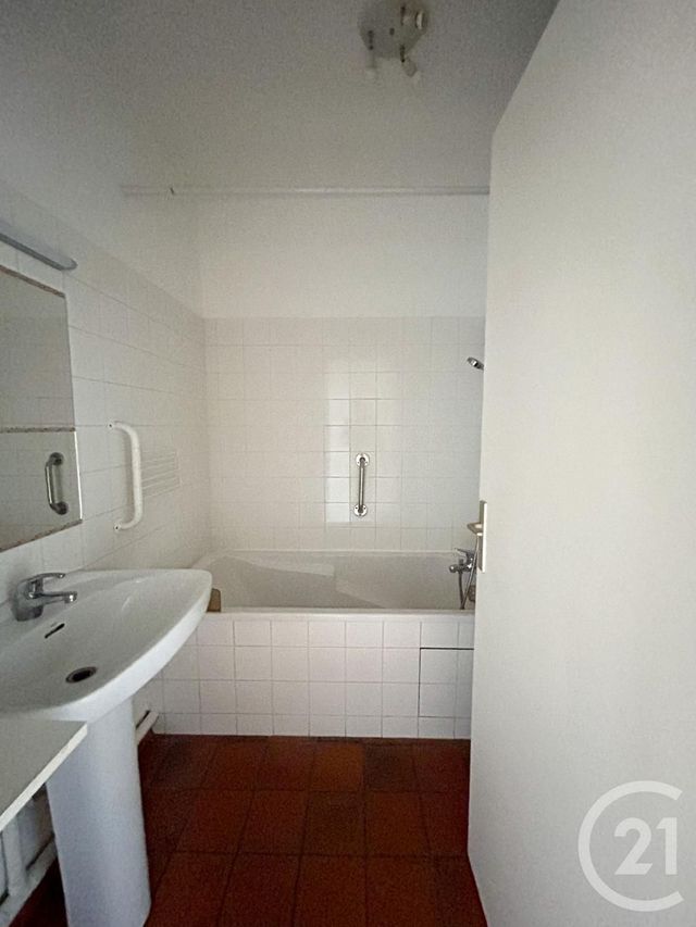 Appartement F2 &agrave; louer - 2 pi&egrave;ces - 66 m2 - Moulins - 03 - AUVERGNE