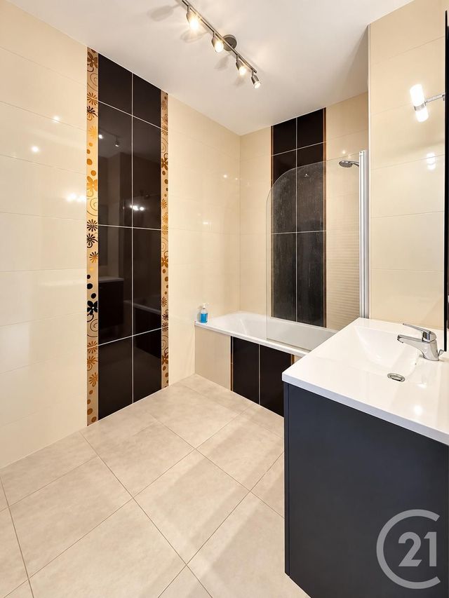 Appartement F3 &agrave; louer - 3 pi&egrave;ces - 84,87 m2 - Moulins - 03 - AUVERGNE