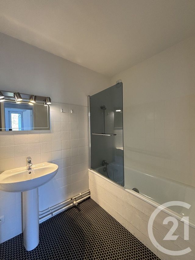 Appartement F3 &agrave; louer - 3 pi&egrave;ces - 73 m2 - Moulins - 03 - AUVERGNE