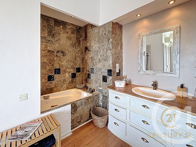 Appartement F3 &agrave; louer - 3 pi&egrave;ces - 98,47 m2 - Grasse - 06 - PROVENCE-ALPES-COTE-D-AZUR