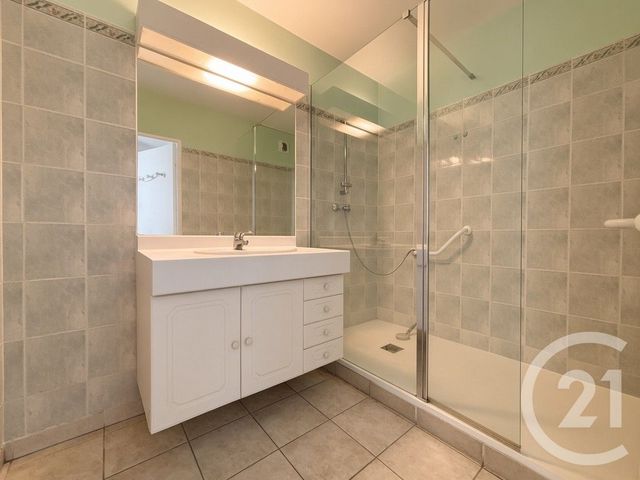 Appartement T3 &agrave; louer - 3 pi&egrave;ces - 80,60 m2 - Plan De Cuques - 13 - PROVENCE-ALPES-COTE-D-AZUR